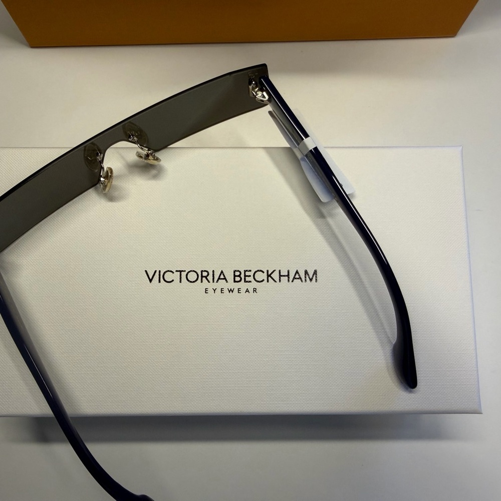 Victoria Beckham Fashion Show
62mm Rectangular Sunglasses - Picture 12 of 13